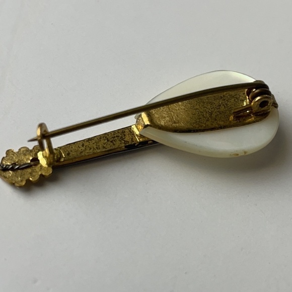 Vintage Mother of Pearl  Mandolin Brooch - Picture 10 of 13